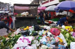 tumpukan sampah campur di kota