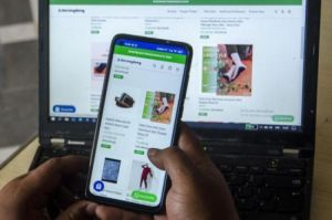pelaku UMKM menggunakan laptop dan smartphone untuk bisnis digital