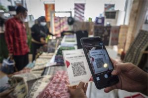 ilustrasi pelaku UMKM menggunakan perangkat digital untuk bisnis online