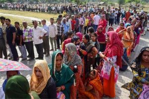 warga india mengantre di tempat pemungutan suara dalam pemilu nasional terbesar di dunia