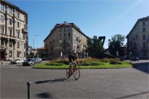 warga senior berjalan di jalanan sepi kota tua Italia