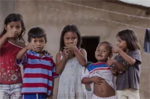 anak Indonesia mengalami stunting akibat gizi buruk dan sanitasi yang buruk