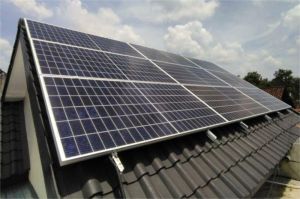 panel surya di atap rumah