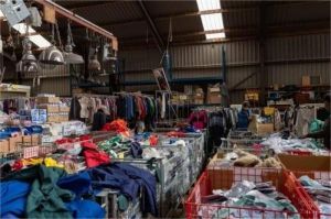 produk impor murah menyingkirkan UMKM lokal dari pasar Indonesia