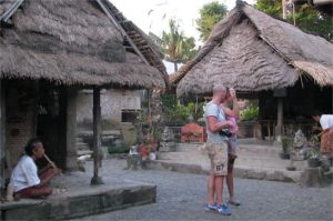 wisatawan menginap di rumah tradisional desa wisata Bali