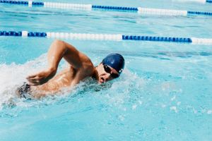 Tips Menghindari Infeksi Telinga dari Air Kolam