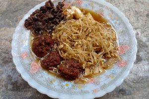 Bagaimana membuat lontong balap khas Surabaya?