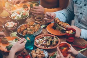 Apakah makan malam terlalu larut bisa menaikkan berat badan?