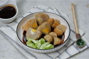 Bagaimana cara membuat pempek kapal selam asli Palembang?