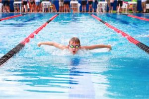 Tips Menghadapi Cuaca Dingin Saat Berenang
