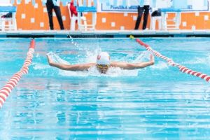 Perbedaan Renang di Laut dan di Kolam