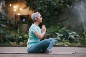 Yoga untuk Menenangkan Pikiran Sebelum Tidur