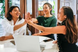 Pentingnya Dukungan Sosial di Lingkungan Kerja