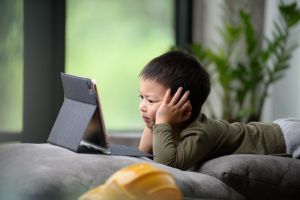Mengelola Waktu Layar pada Anak di Era Digital