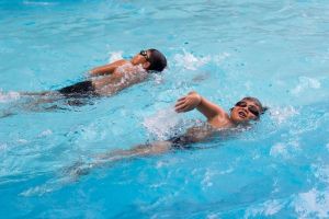 Tips Berenang di Kolam Umum dengan Aman