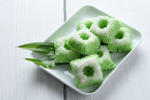 Bagaimana membuat putu ayu pandan yang lembut?
