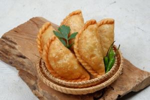 Bagaimana membuat pastel goreng isi bihun dan sayur?