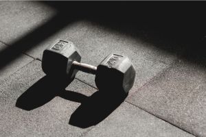 Menghindari Cedera Umum Saat Berolahraga di Gym