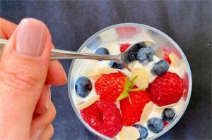 camilan sehat seperti buah potong, kacang, dan yogurt