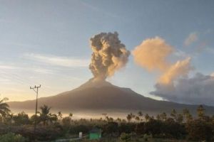 Erupsi Gunung Lewotobi Jumat Malam Disertai Suara Gemuruh Besar