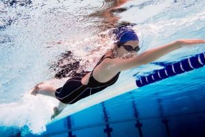 3 Alasan Kenapa Renang Lebih Efektif untuk Menurunkan Berat Badan, Dibandingkan Lari!