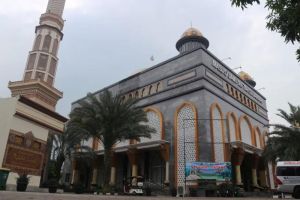 Pramono Serahkan Piala Gubernur Masjid Eco Friendly ke Masjid Miftahul Jannah