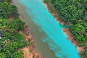 Duh! Sungai Citarum Mendadak Berubah Warna Jadi Biru Kehijauan