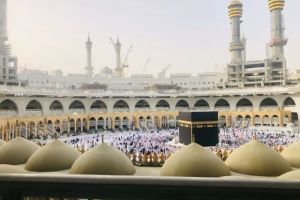 Ibadah Haji di Tengah Cuaca Ekstrem dari Siang Terik Hingga Malam Dingin, Ini Cara Jemaah Tetap Fit