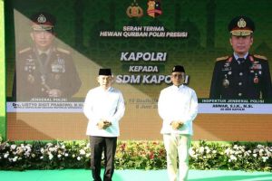 Kapolri Serahkan 9.648 Hewan Kurban ke Masyarakat yang Membutuhkan