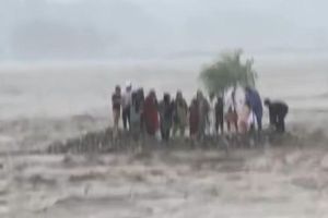 Tegang! Momen Warga Terjebak Banjir Bandang di Pakistan