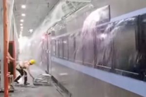 Talang Air Stasiun Purwokerto Jebol Diterjang Hujan Deras, Seperti Air Terjun