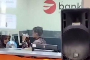 Viral Petugas Diduga Main Game Saat Antrean Panjang di Samsat Banten