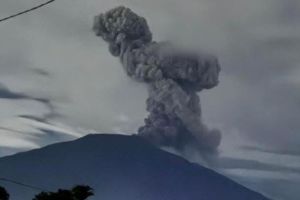 Gunung Merapi Erupsi Lagi Malam Ini, Disertai Dentum Keras-Pijar Api