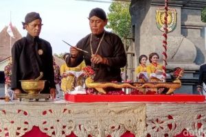 Tradisi Mencuci Keris Malam 1 Suro