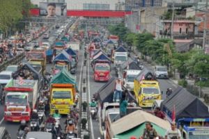 Supir Truk Ramai-Ramai Gelar Demo Soal ODOL