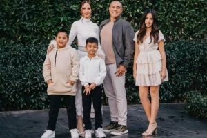 Salut! Gaya Parenting Nia Ramadhani Ajarkan Anak-Anaknya Mandiri