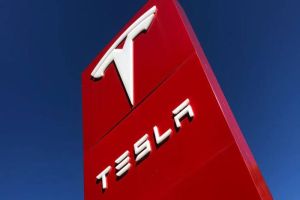Orang Kepercayaan Elon Musk Tiba-Tiba Mundur dari Tesla: Ada Apa di Balik Gejolak Internal Raksasa EV Ini?