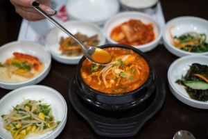 Wisata Halal ala Korea? Intip Kejutan Seru di Festival Wow Korea yang Bikin Muslim Traveler Makin Penasaran!