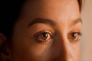 7 Kebiasaan Sehari-hari yang Diam-diam Merusak Mata Anda: Waspadai Sebelum Terlambat!