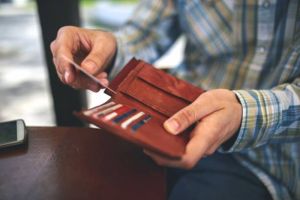 Dompet Digital Memang Praktis, Tapi Ahli Keuangan Sarankan Tetap Simpan Uang Tunai—Ini Alasannya!