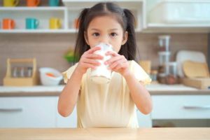 Benarkah Anak Bisa Cepat Tinggi Jika Minum 2 Liter Susu per Hari? Ini Penjelasan Ahli Gizi!
