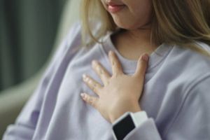 Benarkah TBC Bisa Menular Lewat Ciuman? Fakta Penting yang Wajib Diketahui Orang Tua!