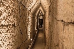 Terowongan Misterius di Bawah Kuil Mesir: Benarkah Mengarah ke Makam Cleopatra yang Hilang?