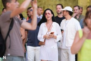 Insiden Mengejutkan di Tur "Lifetimes" Katy Perry: Hampir Terjatuh dari Alas Terbang