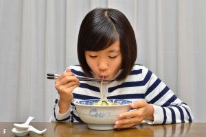 Di Jepang, Mengeluarkan Suara Saat Makan Ramen Dianggap Sopan