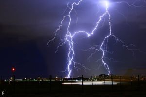 Bagaimana Petir Terbentuk di Langit?