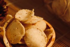 Mengapa Orang Indonesia Suka Memakan Kerupuk?