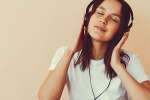 Mendengarkan Musik