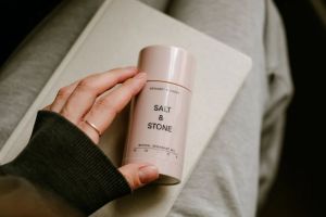 Kenapa Beberapa Deodoran Bikin Kulit Ketiak Hitam?