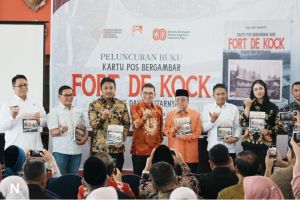 Buku Kumpulan Kartu Pos Lawas Tampilkan Wajah Sumatera Barat Masa Silam